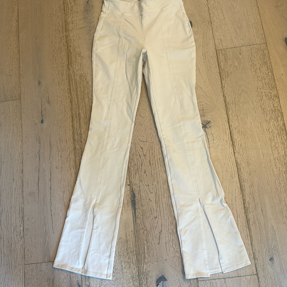 Alo Yoga Airbrush Split  Legging Cream Size S excellent condition